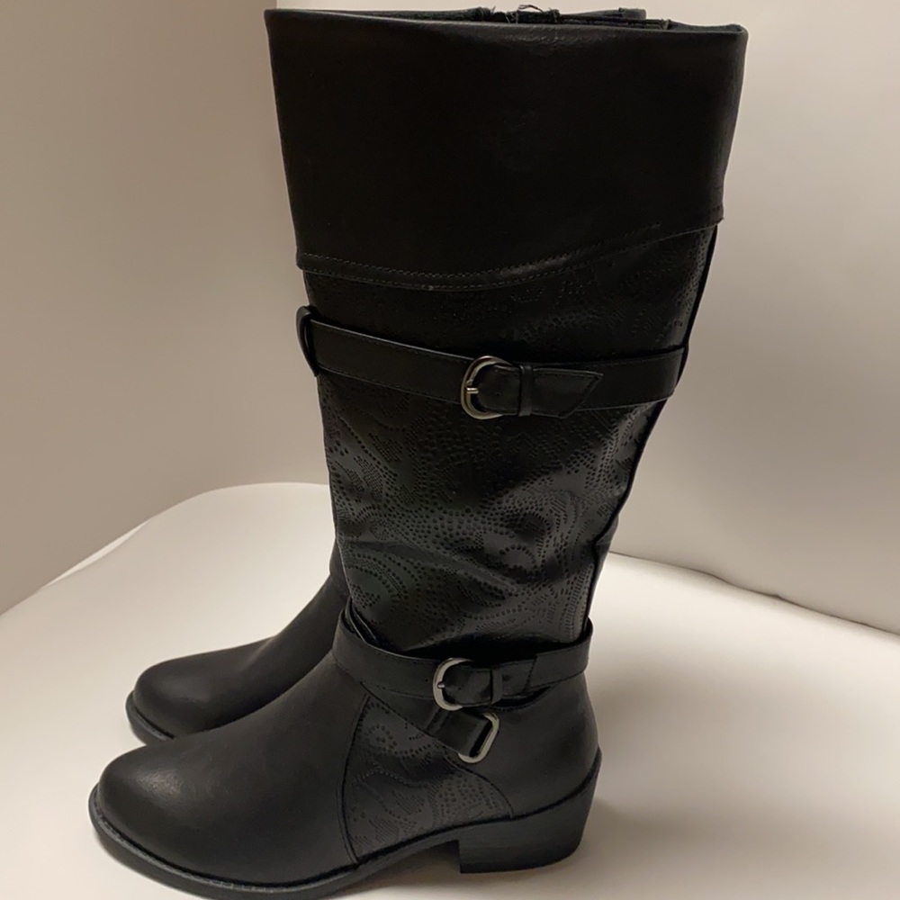Woman’s size 7 Boots practically Brand-new never worn.